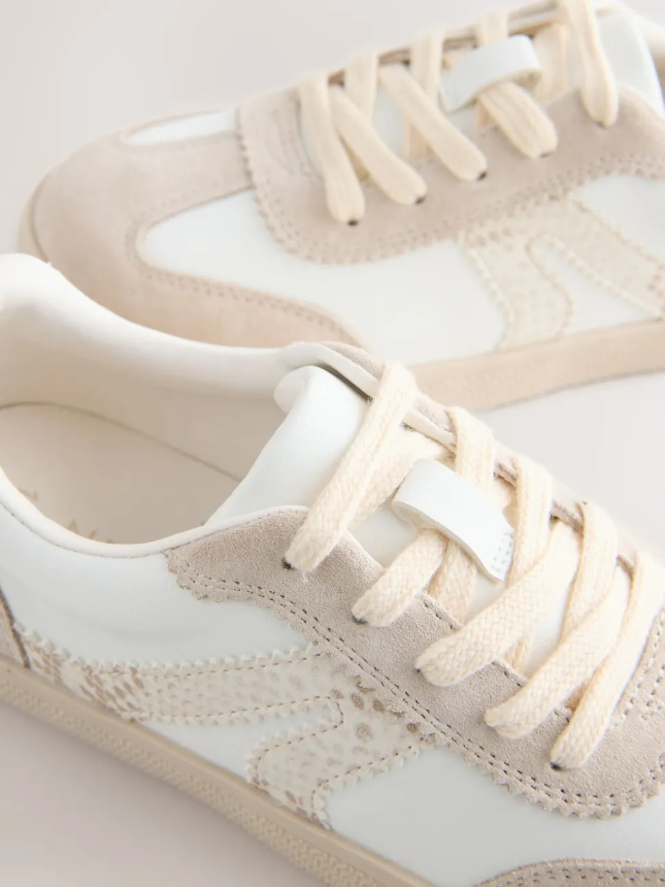 Neutral Wide Fit (G) Retro Trainers