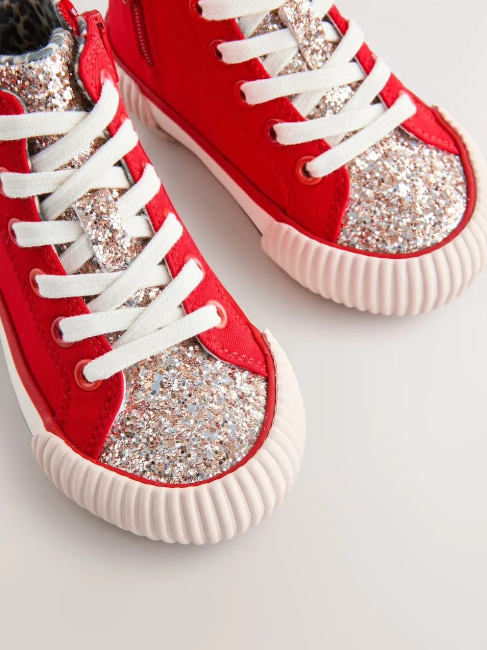 Red Heart Standard Fit (F) High Top Trainers