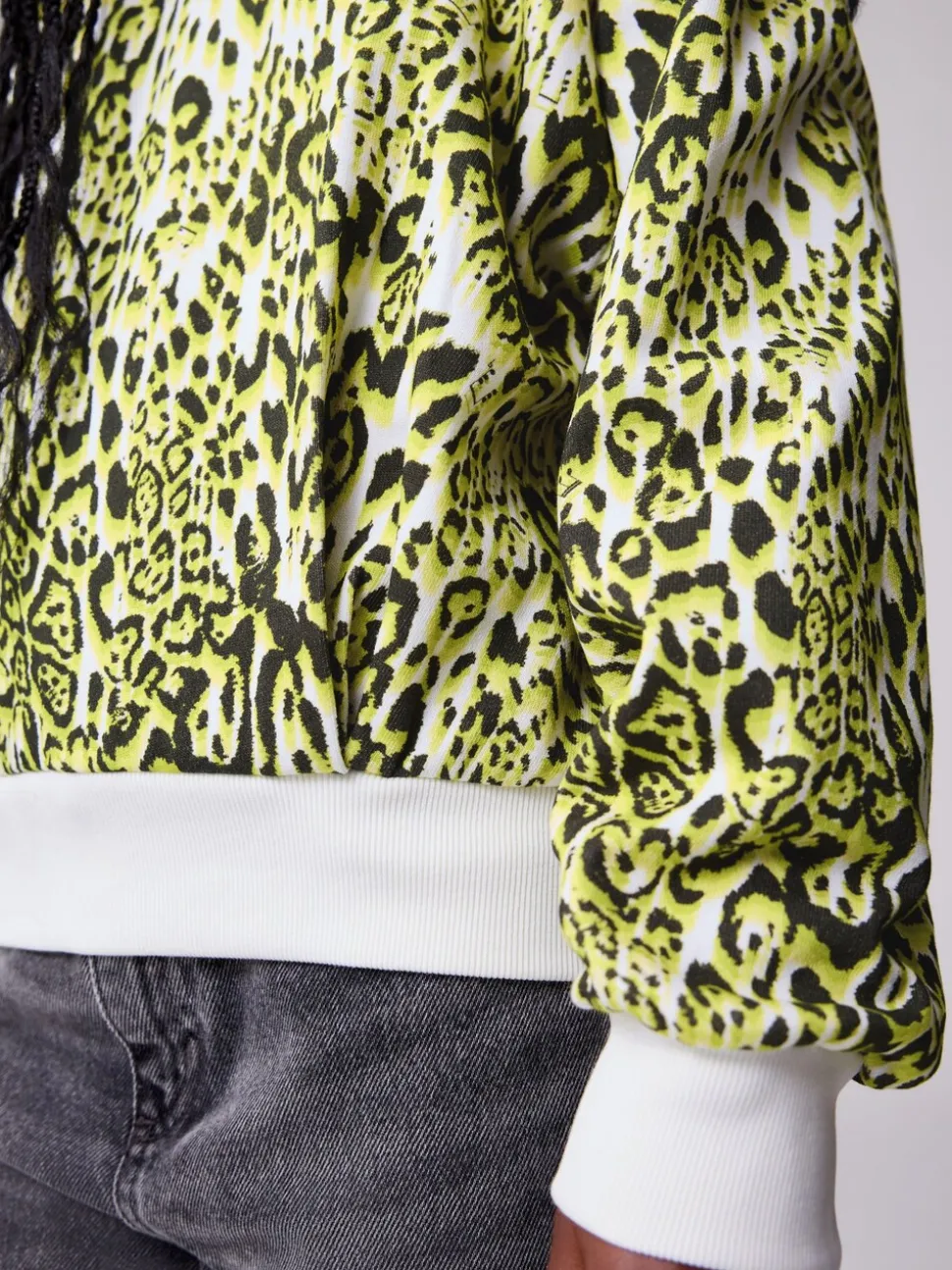 smALLSAINTS Yellow Leopard Oversized Rihan Baloon Sleeve Sweatshirt