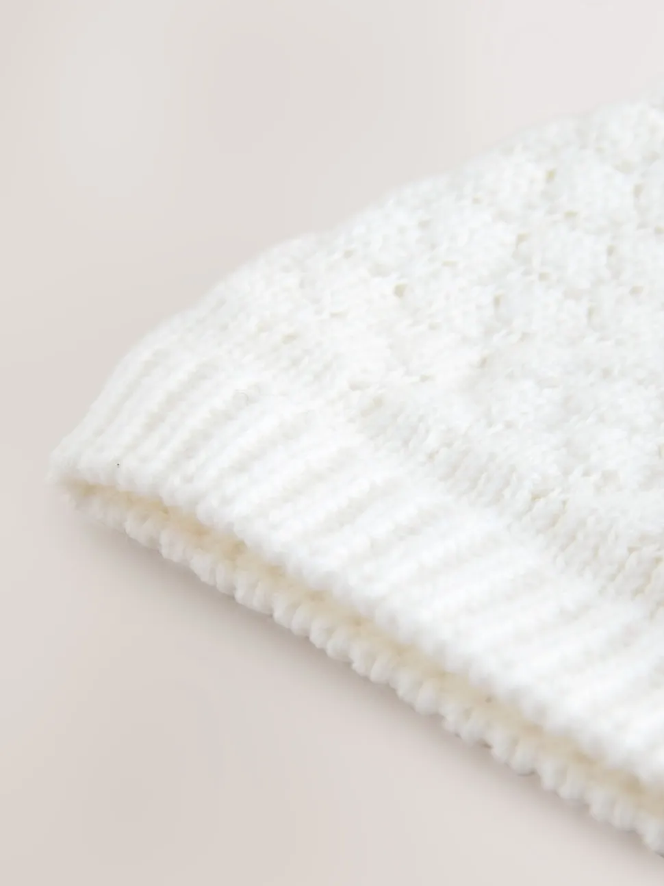 White Baby Double Pom Knitted Hat (0mths-2yrs)